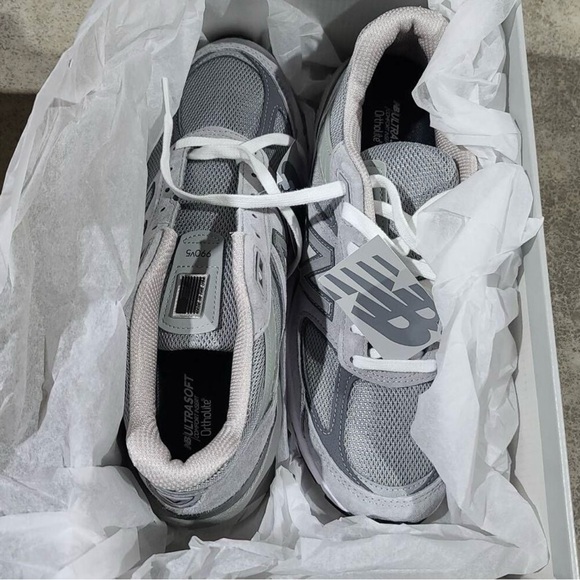 Men’s New Balance 990v5 Sneakers - Picture 2 of 5